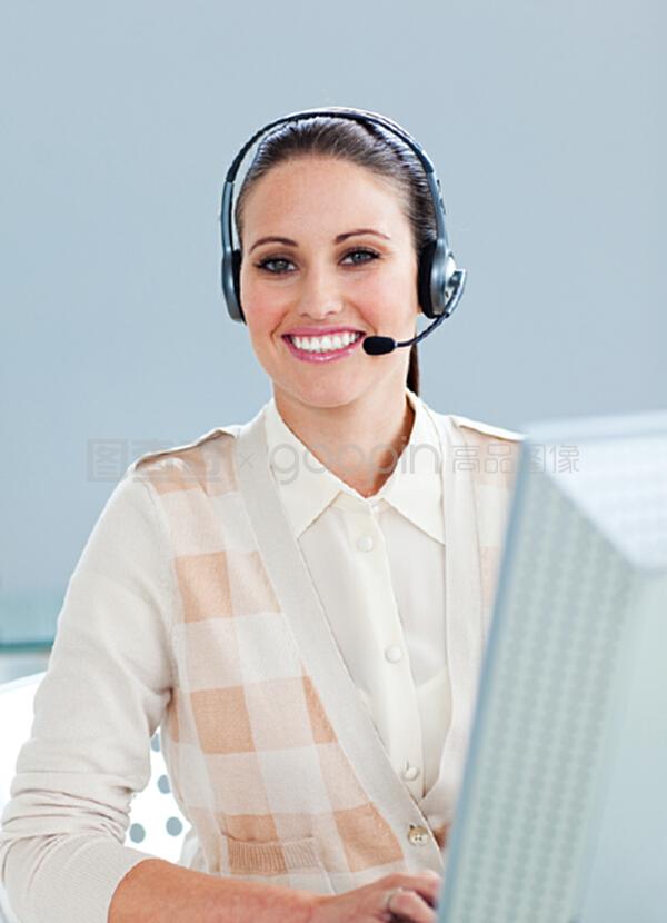 耳机里的商界交响曲 商务秘书服务的数字化新生代